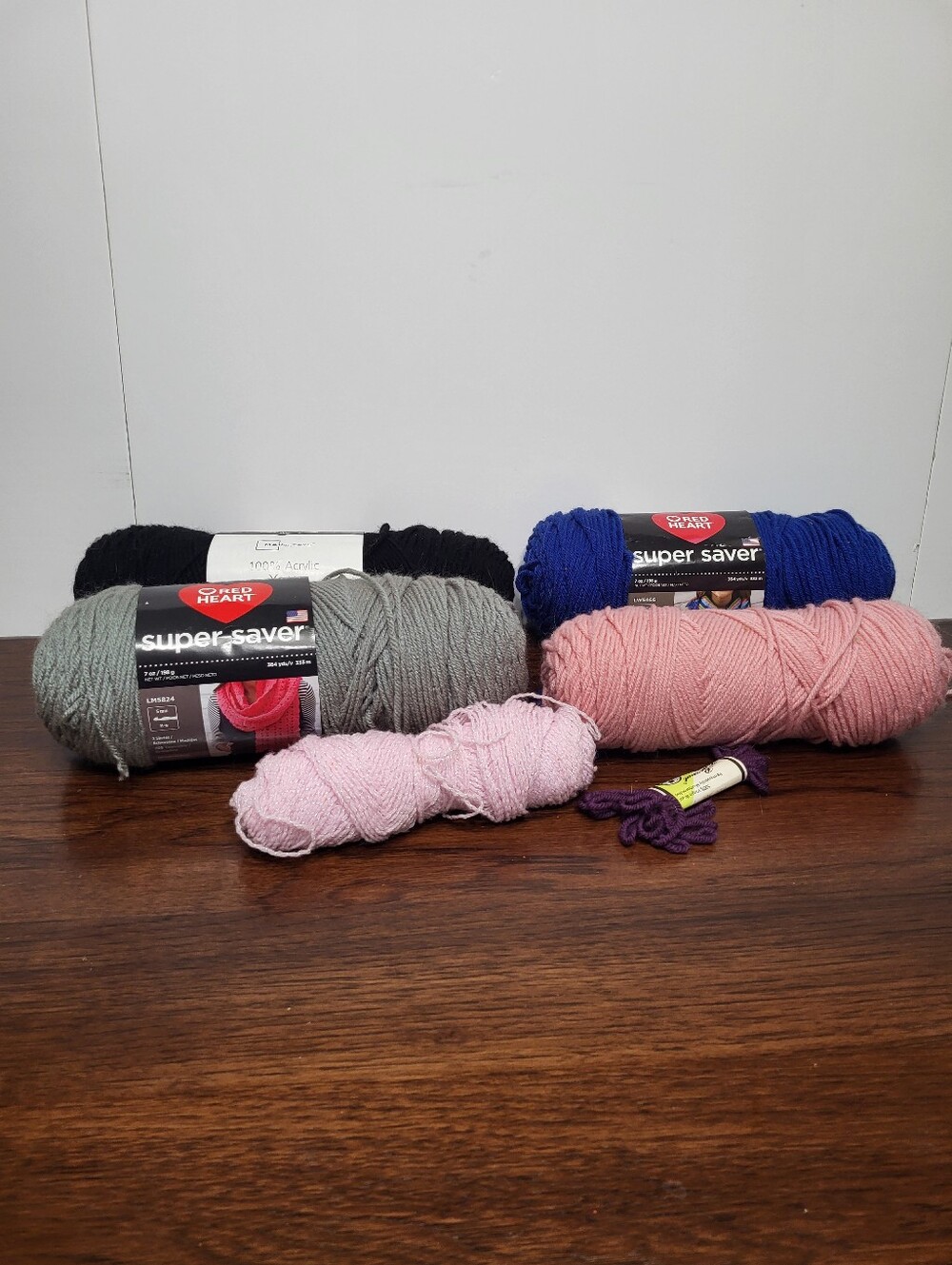 Red Heart & Mainstays 100% Acrylic Yarn Black Blue Gray Pink New Used